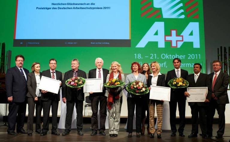 Gruppenfoto der Preisträger*innen des Deutschen Arbeitsschutzpreises 2011