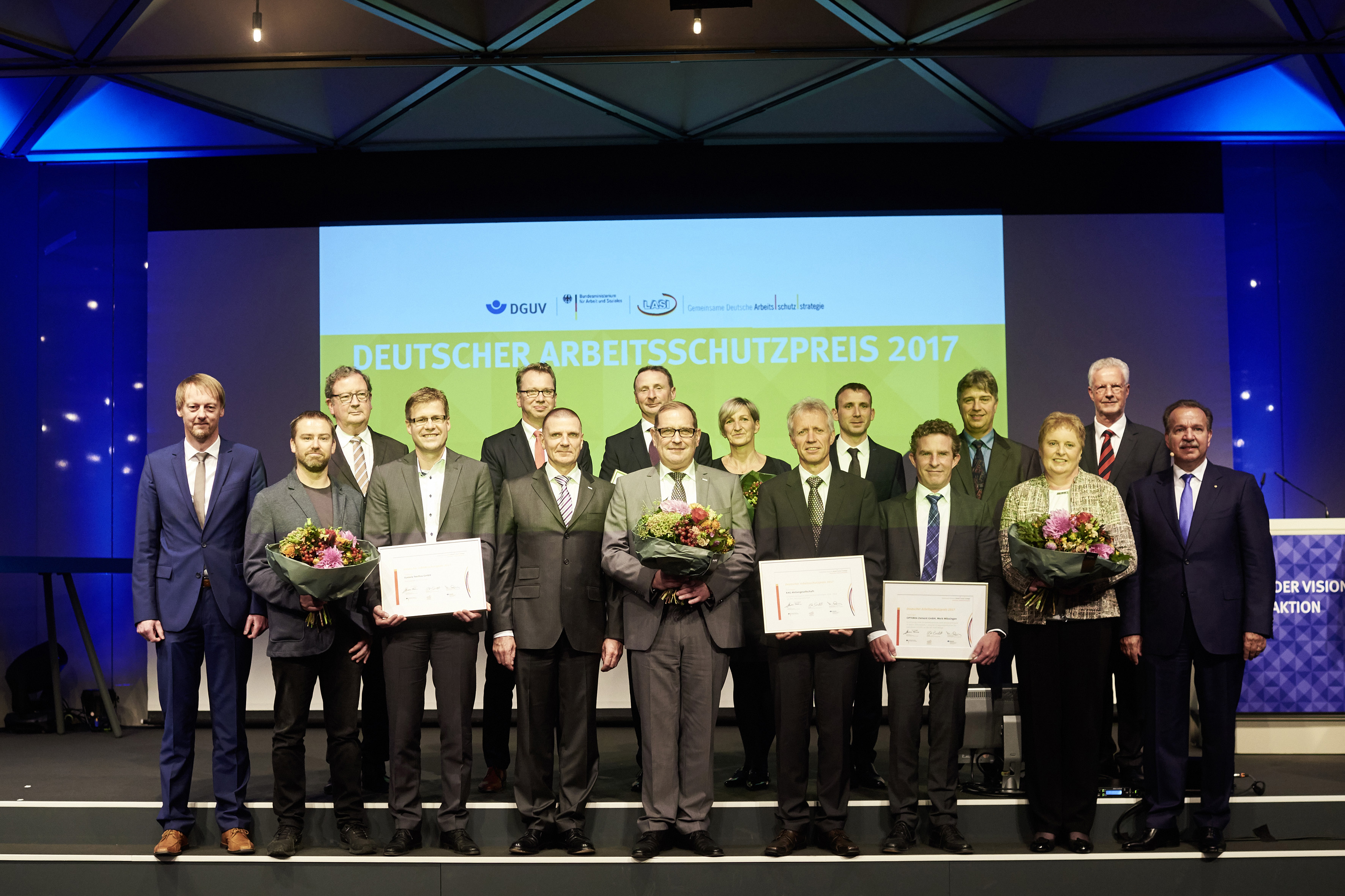 Gruppenfoto der Preisträger*innen des Deutschen Arbeitsschutzpreises 2017