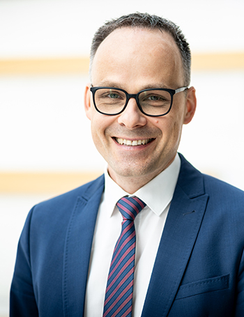 Portrait von Dr. Denis Alt, Staatssekretär im Ministerium für Arbeit, Soziales, Transformation und Digitalisierung Rheinland-Pfalz