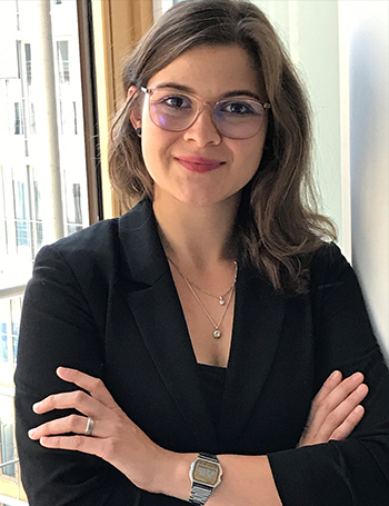 Portrait von Dr. Elisa Clauß, Referatsleiterin für Arbeitswissenschaft, Abteilung Soziale Sicherung bei der Bundesvereinigung der Deutschen Arbeitgeberverbände (BDA)